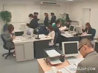 Appealing asiatiskapojke kontors femme fatale blir sexually teased vid arbete