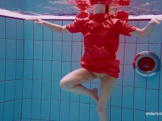 Avenna filmai jos enticing nuogas nuogas pranašesnis kūnas po vandeniu