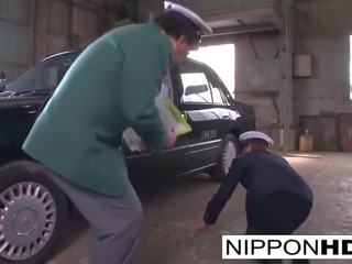 Enchantant japonais chauffeur donne son patron une pipe