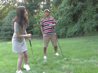 Dychtivý bruneta miluje satie ťažký manhood na the golf. | xhamster