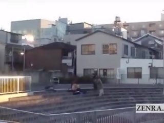 Със субтитри екстремен японки публичен голота на открито духане