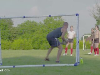 Ultrafilms legendariska fyra football flickor förför coach för avklädning spel & ge honom den hetaste orgia i hans liv