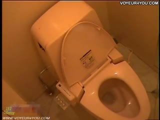 Скрит cameras в на mademoiselle тоалетна стая