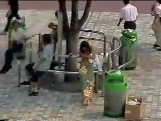 Changing в в вулиця - японська підліток в публічний перший частина