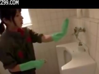Mosaik: menarik pembersih memberikan pecandu mengisap penis di lavatory 01