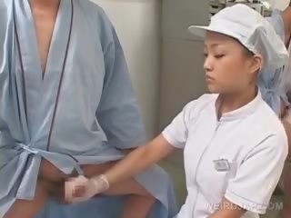 讨厌 亚洲人 护士 擦 她的 patients 饥饿 manhood