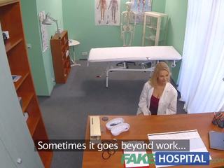 Fakehospital חדש אחות לוקח לְהַכפִּיל קטעי גמירות מן lascivious surgeon