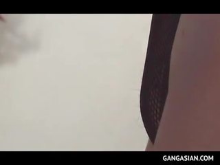 Asiatico gangbang con affascinante bruna in rete corpo tuta