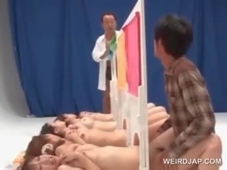 Asiatiskapojke naken flickor få cunts spikade i en xxx filma tävling