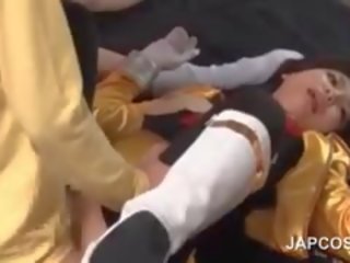 Dospívající japonská slattern spádovištních šachta dostane ňadra vymačkaný