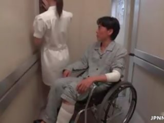 Beguiling الآسيوية ممرضة يذهب مجنون