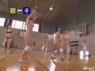 Amateur aziatisch meisjes spelen naakt basketbal